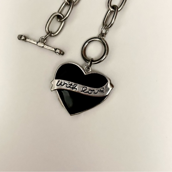 VINTAGE Guess - Black Enamel Heart Charm Bracelet - Picture 2 of 6